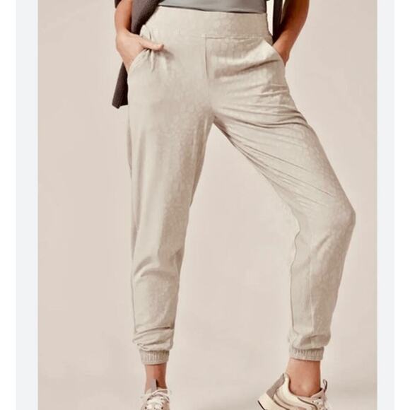 Athleta Brooklyn Textured Leopard Joggers Abalone Beige Cream Size 10 - Picture 1 of 13